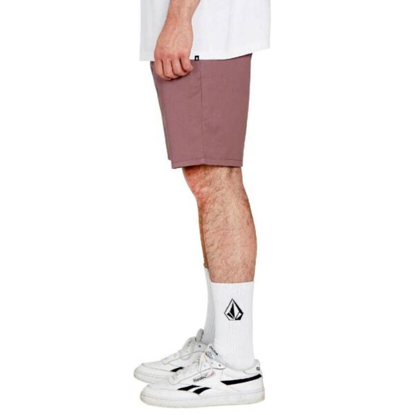 VOLCOM FRICKIN MODERN STRETCH SHORT chino rövidnadrág - Mályva színű, oldalsó és hátsó zsebekkel, 19 hüvelykes hossz.