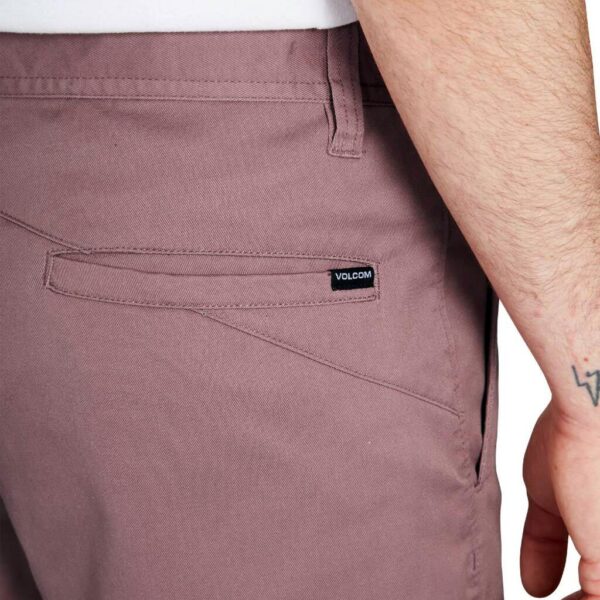 VOLCOM FRICKIN MODERN STRETCH SHORT chino rövidnadrág - Mályva színű, oldalsó és hátsó zsebekkel, 19 hüvelykes hossz.