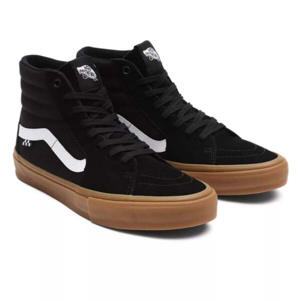 A Vans Skate Sk8-Hi cipő black gum a modern gördeszkások kényelme és teljesítménye számára. DURACAP™ anyagával, PopCush™ talpbetéttel és SickStick™ tapadással készült