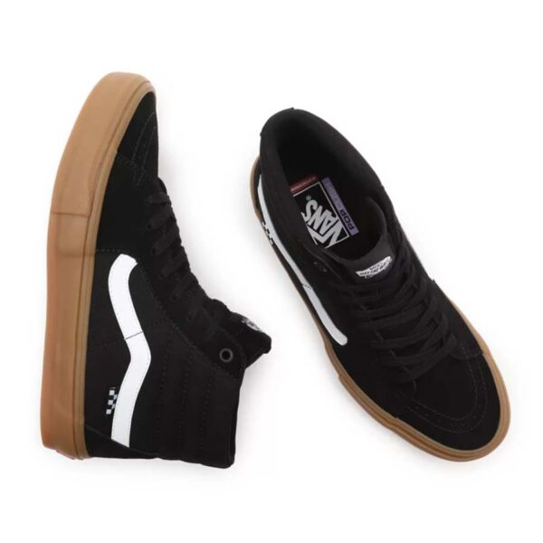 A Vans Skate Sk8-Hi cipő black gum a modern gördeszkások kényelme és teljesítménye számára. DURACAP™ anyagával, PopCush™ talpbetéttel és SickStick™ tapadással készült