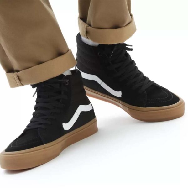 A Vans Skate Sk8-Hi cipő black gum a modern gördeszkások kényelme és teljesítménye számára. DURACAP™ anyagával, PopCush™ talpbetéttel és SickStick™ tapadással készült