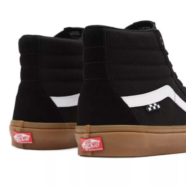 A Vans Skate Sk8-Hi cipő black gum a modern gördeszkások kényelme és teljesítménye számára. DURACAP™ anyagával, PopCush™ talpbetéttel és SickStick™ tapadással készült