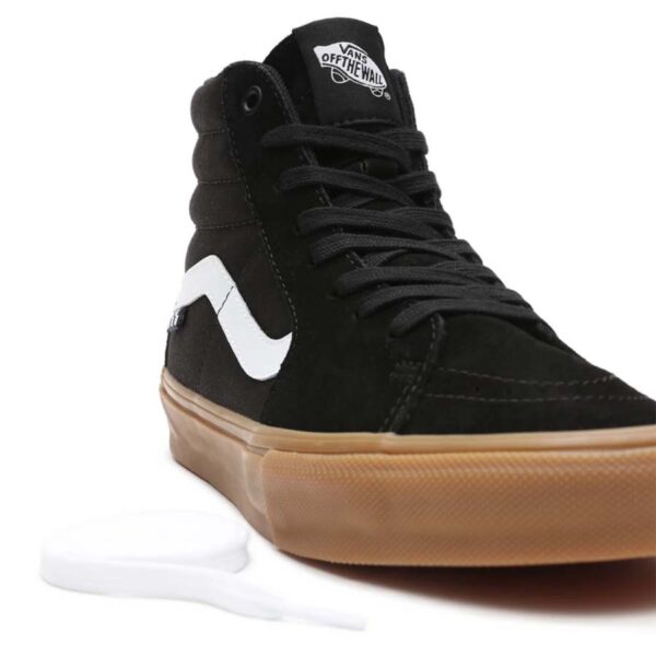 A Vans Skate Sk8-Hi cipő black gum a modern gördeszkások kényelme és teljesítménye számára. DURACAP™ anyagával, PopCush™ talpbetéttel és SickStick™ tapadással készült