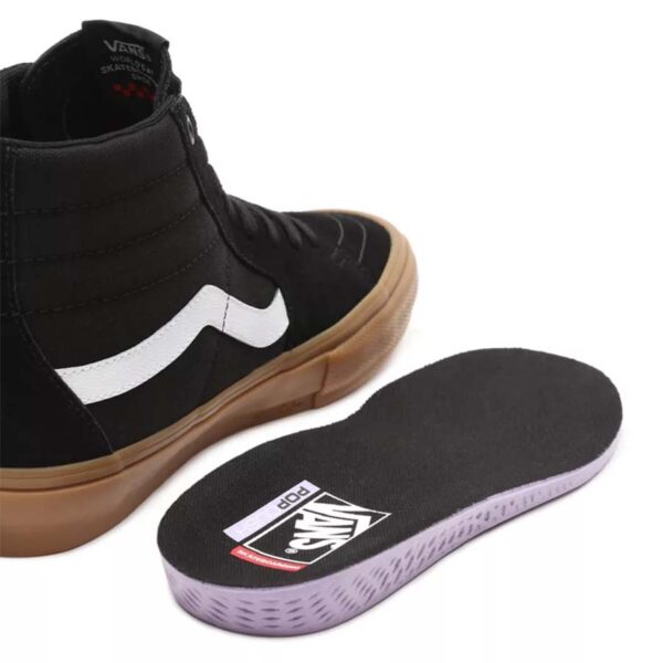 A Vans Skate Sk8-Hi cipő black gum a modern gördeszkások kényelme és teljesítménye számára. DURACAP™ anyagával, PopCush™ talpbetéttel és SickStick™ tapadással készült