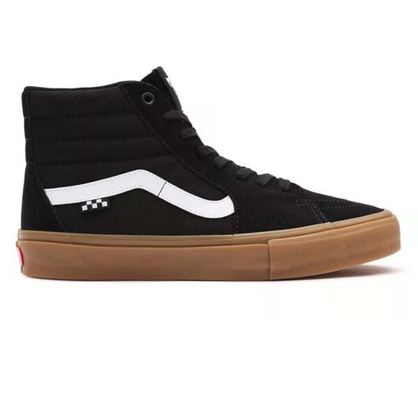 A Vans Skate Sk8-Hi cipő black gum a modern gördeszkások kényelme és teljesítménye számára. DURACAP™ anyagával, PopCush™ talpbetéttel és SickStick™ tapadással készült