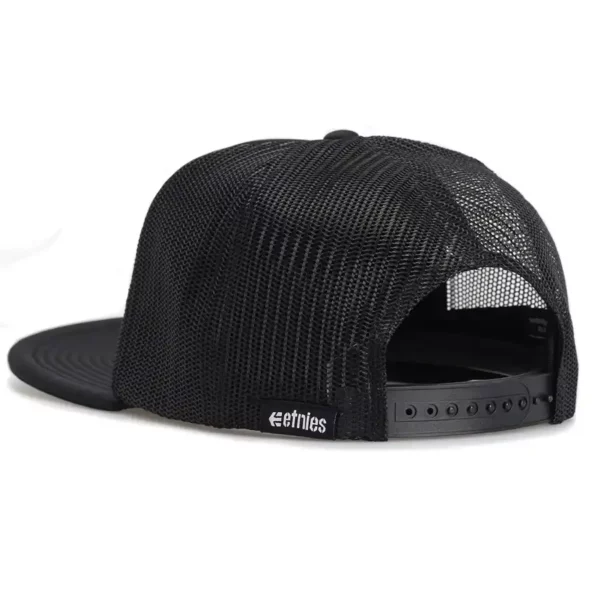 Etnies x Santa Cruz Flame Trucker sapka egyenes simléderrel, ikonikus logóval, hálós hátlappal.