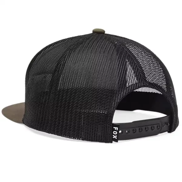 Fox Winged Trucker sapka military színben – állítható Snapback záródás és versenytémájú dizájn.