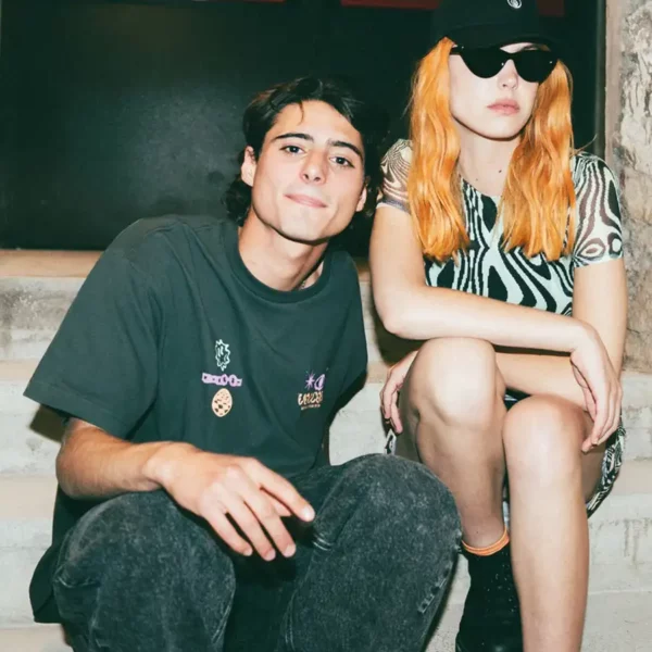 Volcom x Filip Rygalski szürke póló egyedi grafikával és laza szabással
