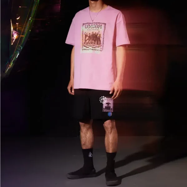 Volcom x Filip Rygalski lila póló egyedi grafikával és laza szabással