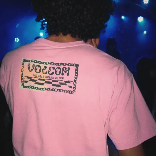 Volcom x Filip Rygalski lila póló egyedi grafikával és laza szabással