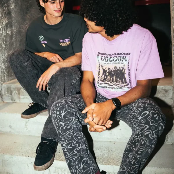 Volcom x Filip Rygalski lila póló egyedi grafikával és laza szabással