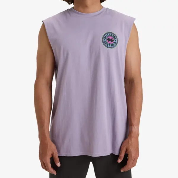 Billabong Venice Muscle trikó light purple - lila színben, elöl -hátul nyomott grafikával A Billabong Venice Muscle trikó light purple egy könnyű, 160 g/m² pamutból készült ujjatlan felső, amely ideális választás a melegebb napokra. Kényelmes, regular fit szabása szabad mozgást biztosít, miközben a klasszikus kerek nyakvonal letisztult megjelenést nyújt. A trikó elején és hátulján is tartós, finom tapintású szitanyomott grafika található. A nyakrészben hőnyomott címke gondoskodik a zavartalan kényelemről, míg az oldalán elhelyezett kis Billabong zászlócímke a részletek iránti odafigyelést tükrözi. Tökéletes választás mindennapi viseletre vagy aktív programokra