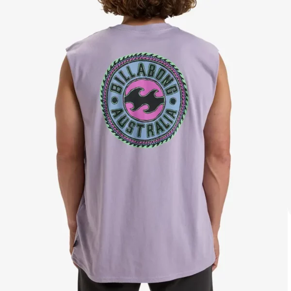 Billabong Venice Muscle trikó light purple - lila színben, elöl -hátul nyomott grafikával A Billabong Venice Muscle trikó light purple egy könnyű, 160 g/m² pamutból készült ujjatlan felső, amely ideális választás a melegebb napokra. Kényelmes, regular fit szabása szabad mozgást biztosít, miközben a klasszikus kerek nyakvonal letisztult megjelenést nyújt. A trikó elején és hátulján is tartós, finom tapintású szitanyomott grafika található. A nyakrészben hőnyomott címke gondoskodik a zavartalan kényelemről, míg az oldalán elhelyezett kis Billabong zászlócímke a részletek iránti odafigyelést tükrözi. Tökéletes választás mindennapi viseletre vagy aktív programokra