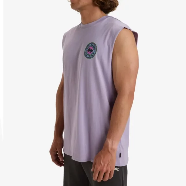 Billabong Venice Muscle trikó light purple - lila színben, elöl -hátul nyomott grafikával A Billabong Venice Muscle trikó light purple egy könnyű, 160 g/m² pamutból készült ujjatlan felső, amely ideális választás a melegebb napokra. Kényelmes, regular fit szabása szabad mozgást biztosít, miközben a klasszikus kerek nyakvonal letisztult megjelenést nyújt. A trikó elején és hátulján is tartós, finom tapintású szitanyomott grafika található. A nyakrészben hőnyomott címke gondoskodik a zavartalan kényelemről, míg az oldalán elhelyezett kis Billabong zászlócímke a részletek iránti odafigyelést tükrözi. Tökéletes választás mindennapi viseletre vagy aktív programokra