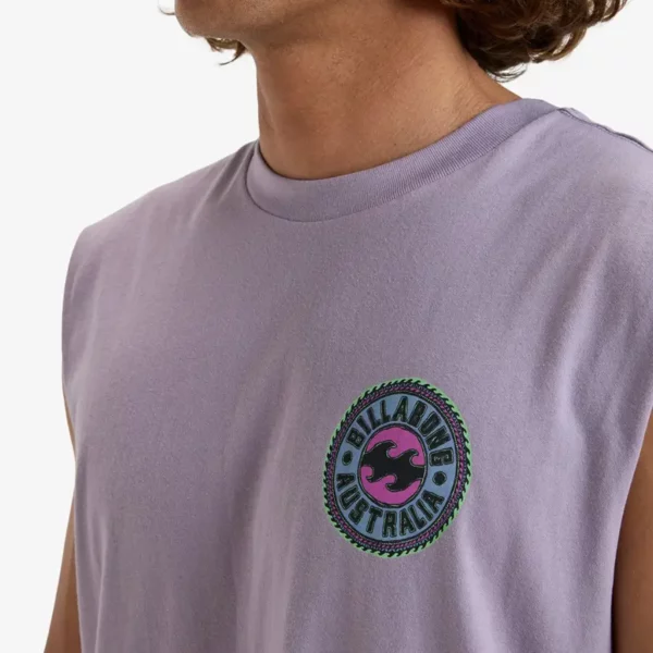 Billabong Venice Muscle trikó light purple - lila színben, elöl -hátul nyomott grafikával A Billabong Venice Muscle trikó light purple egy könnyű, 160 g/m² pamutból készült ujjatlan felső, amely ideális választás a melegebb napokra. Kényelmes, regular fit szabása szabad mozgást biztosít, miközben a klasszikus kerek nyakvonal letisztult megjelenést nyújt. A trikó elején és hátulján is tartós, finom tapintású szitanyomott grafika található. A nyakrészben hőnyomott címke gondoskodik a zavartalan kényelemről, míg az oldalán elhelyezett kis Billabong zászlócímke a részletek iránti odafigyelést tükrözi. Tökéletes választás mindennapi viseletre vagy aktív programokra