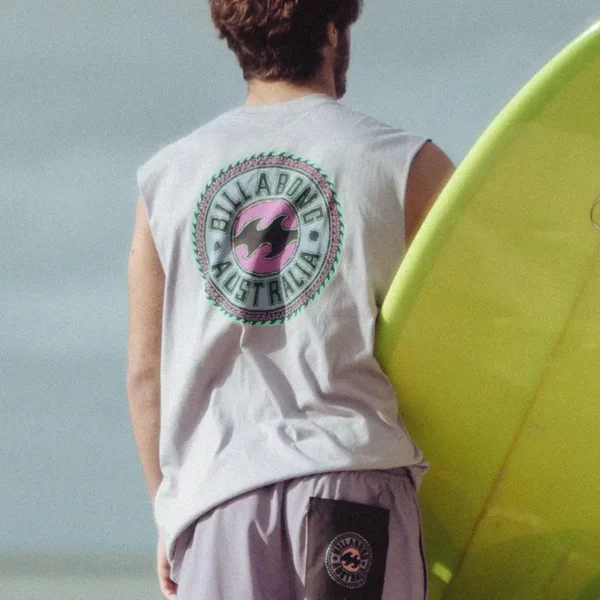 Billabong Venice Muscle trikó light purple - lila színben, elöl -hátul nyomott grafikával A Billabong Venice Muscle trikó light purple egy könnyű, 160 g/m² pamutból készült ujjatlan felső, amely ideális választás a melegebb napokra. Kényelmes, regular fit szabása szabad mozgást biztosít, miközben a klasszikus kerek nyakvonal letisztult megjelenést nyújt. A trikó elején és hátulján is tartós, finom tapintású szitanyomott grafika található. A nyakrészben hőnyomott címke gondoskodik a zavartalan kényelemről, míg az oldalán elhelyezett kis Billabong zászlócímke a részletek iránti odafigyelést tükrözi. Tökéletes választás mindennapi viseletre vagy aktív programokra