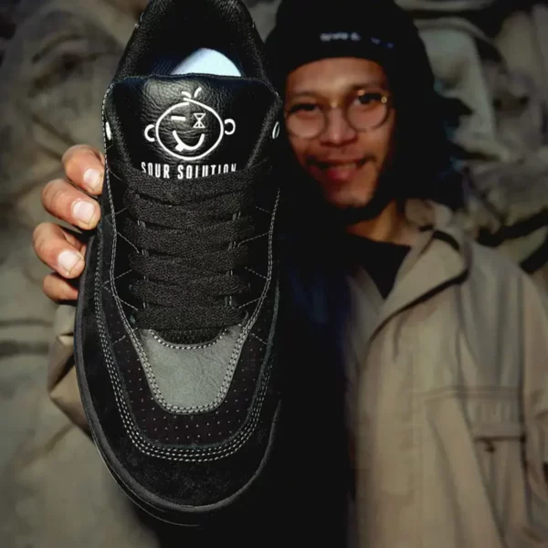Etnies x Sour Snake fekete gördeszkás cipő retró stílusban, cupsole talppal