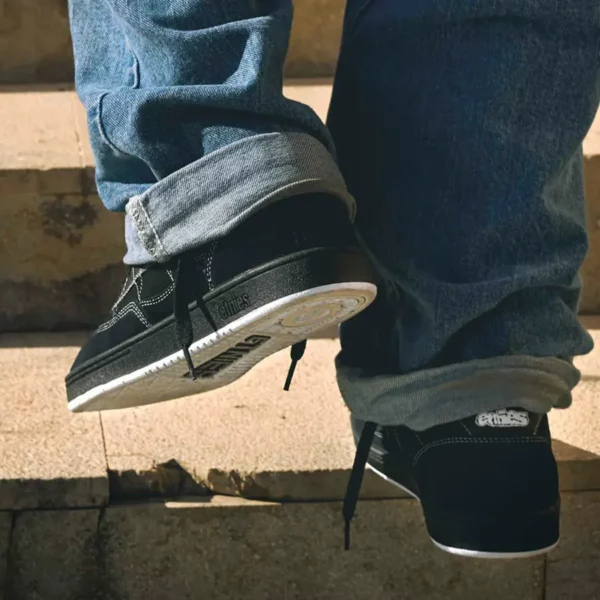 Etnies x Sour Snake fekete gördeszkás cipő retró stílusban, cupsole talppal