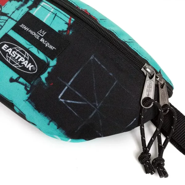 Eastpak x Jean-Michel Basquiat Springer övtáska, fekete alapon színes grafikai elemekkel
