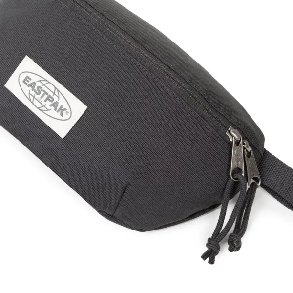 Eastpak Bumbag Large övtáska Washed Dark Black színben, nagy méretű, vízlepergető kialakítású modell