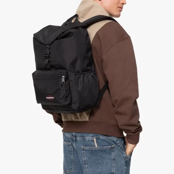 Eastpak Bazego hátizsák fekete színben, elöl cipzáras zsebbel és csatos zárással