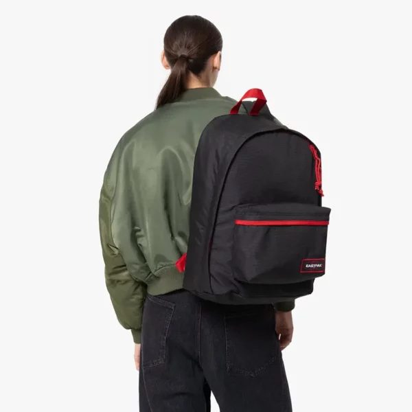 Eastpak Out Of Office hátizsák Kontrast Scarlet színben, párnázott hátrésszel és laptoprekesszel