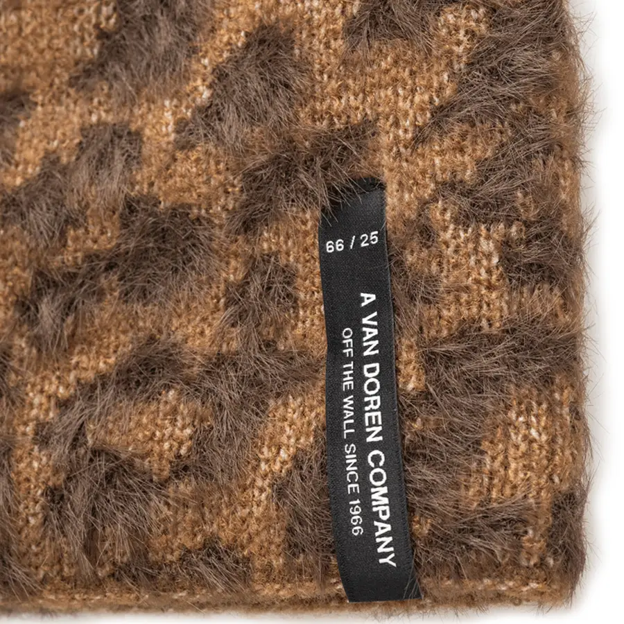 Vans Plaimor téli sapka Dachsund Brown színben, jacquard mintával és szövött Vans logóval