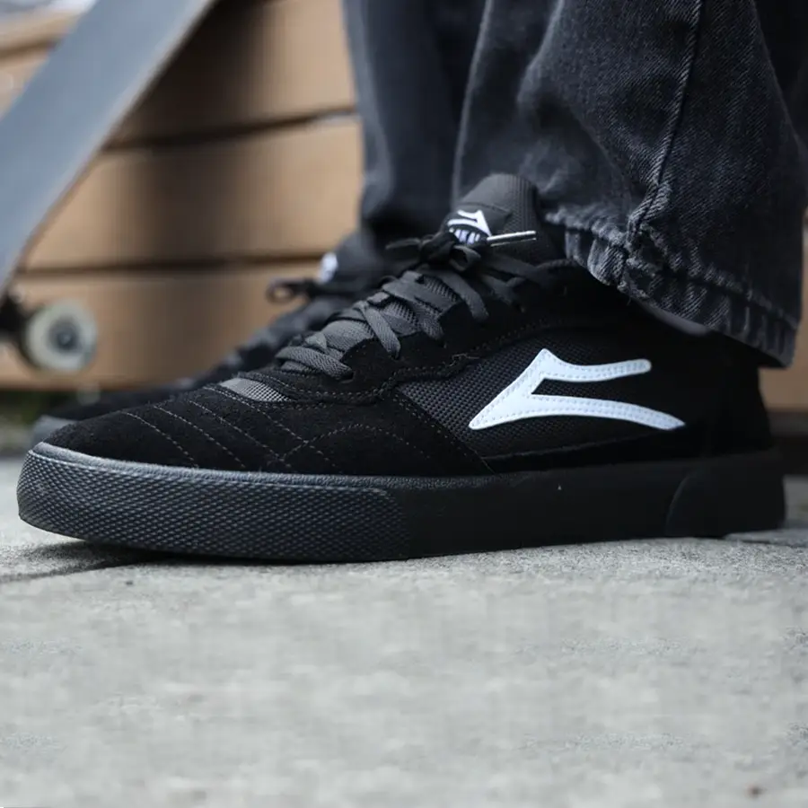 Lakai Cambridge fekete gördeszkás cipő velúr felsőrésszel és gumitalppal