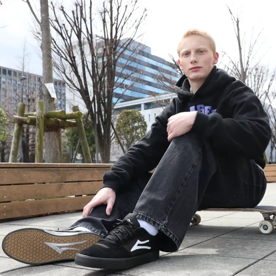 Lakai Cambridge fekete gördeszkás cipő velúr felsőrésszel és gumitalppal