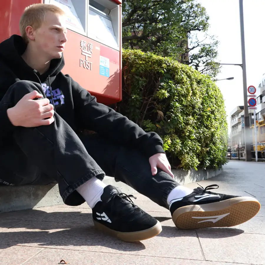 Lakai Cambridge black gum gördeszkás cipő velúr felsőrésszel és gumitalppal